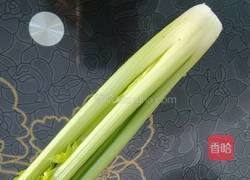 西芹百合花生米的做法图解1