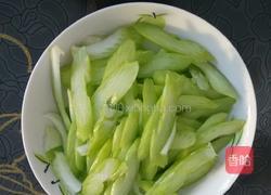 西芹百合花生米的做法图解2