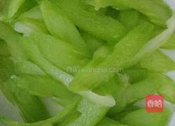 西芹百合花生米的做法图解4