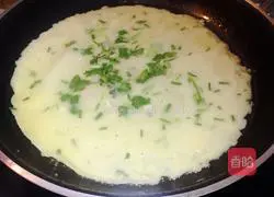 Illustration of how to make coriander and green onion egg pancake 3