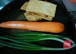 胡萝卜炒香干的做法图解1