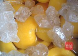 冰糖黄桃罐头的做法图解1