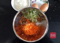 胡萝卜虾皮鸡蛋饼的做法图解2