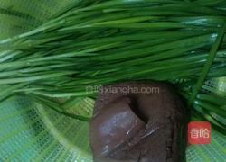 猪血韭菜汤的做法图解1