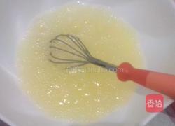 电饭煲做蛋糕中蛋清如何打发成白色泡沫状的方法的做法图解3