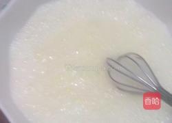 电饭煲做蛋糕中蛋清如何打发成白色泡沫状的方法的做法图解5