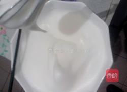 电饭煲做蛋糕中蛋清如何打发成白色泡沫状的方法的做法图解6