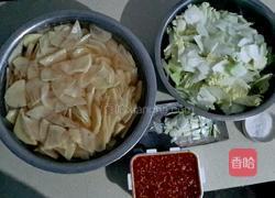 辣酱白菜土豆片的做法图解1
