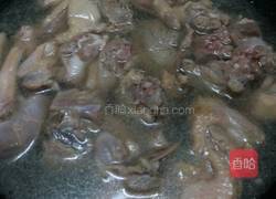 母鸭茶树菇枸杞汤的做法图解2