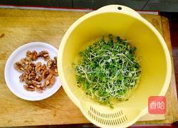 桃仁香椿苗的做法图解1