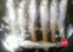 油炸小鱼的做法图解4