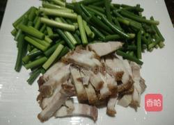 脆皮烧猪肉炒蒜苔的做法图解2