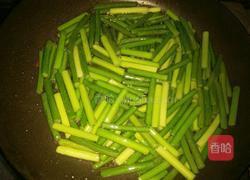 脆皮烧猪肉炒蒜苔的做法图解4