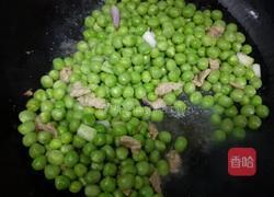 豌豆炒肉的做法图解3