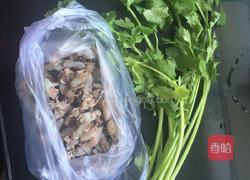 芹菜炒墨鱼的做法图解1