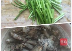 芹菜炒墨鱼的做法图解2