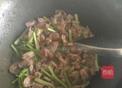 芹菜炒墨鱼的做法图解5