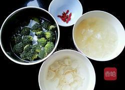 百合银耳西兰花的做法图解1