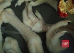 花生玉米鸡脚汤的做法图解1