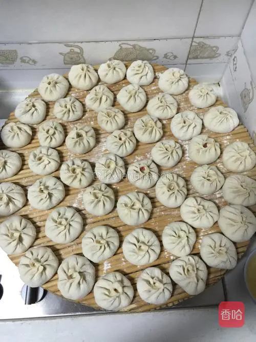 我今天做的比较多，因为我想再冷冻一些，那样下次吃起来方便，所以肉和面还需要自己掌握！