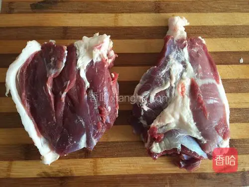 准备新鲜的羊肉最好带些肥肉的！不要太瘦！因为这个馅是不放植物油的！都是靠肉本身的油！所以不能太瘦！放植物油就不好吃了，要的是原汁原味