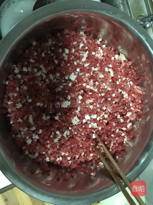 肉要用刀切，不能用绞好的肉馅，更不能剁碎，一定要切小丁！那样吃起来更香浓！