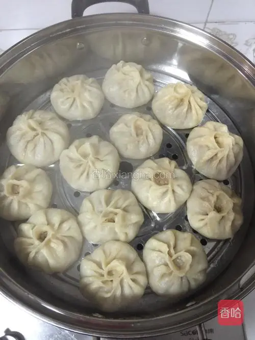 上蒸锅，蒸十五分钟，美味的布里亚特包子就好了！
