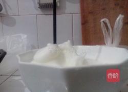 电饭煲做蛋糕中蛋清如何打发成白色泡沫状的方法的做法图解8