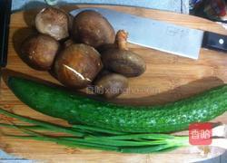 玉米炒香菇黄瓜的做法图解2