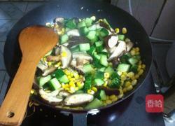 玉米炒香菇黄瓜的做法图解7