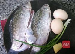 荷包蛋鲫鱼汤的做法图解1