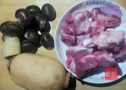 栗子莲藕猪骨汤的做法图解1