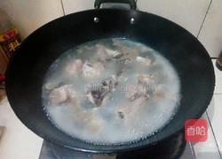 栗子莲藕猪骨汤的做法图解2