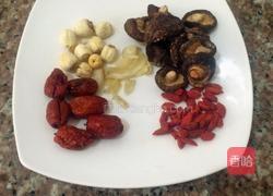 香菇红枣乌鸡汤的做法图解2