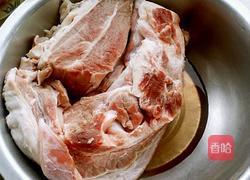 牛肉炖萝卜的做法图解1