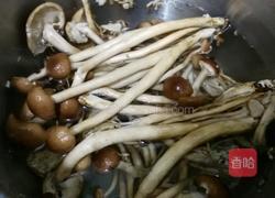 茶树菇炒猪颈肉的做法图解1