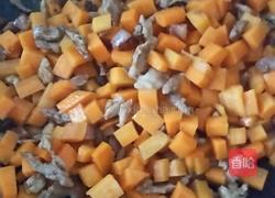 腊肠炒菜丁的做法图解5