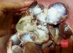 沙姜盐焗鸡肾的做法图解1