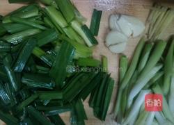 蒜苗焖鸭爪的做法图解5