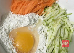 西葫芦胡萝卜蛋饼的做法图解2