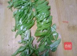 鸡蛋、胡萝卜、蒜黄、辣椒、豆腐皮的做法图解2