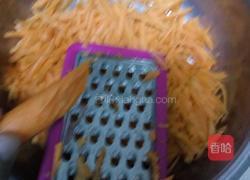 鸡蛋、胡萝卜、蒜黄、辣椒、豆腐皮的做法图解4