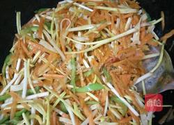 鸡蛋、胡萝卜、蒜黄、辣椒、豆腐皮的做法图解12