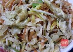 鸡蛋、胡萝卜、蒜黄、辣椒、豆腐皮的做法图解17