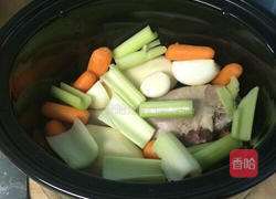 土豆炖火鸡腿的做法图解2