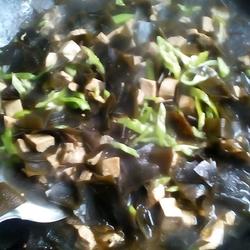 冻豆腐鸡肉炒海带的做法[图]