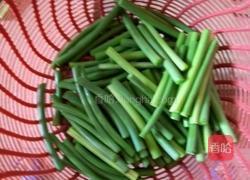 蒜苗炒肉的做法图解1