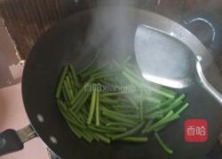 蒜苗炒肉的做法图解3