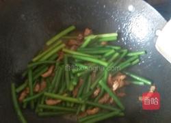 蒜苗炒肉的做法图解4