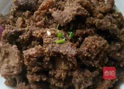 Illustration of how to steam pork with slag powder 7